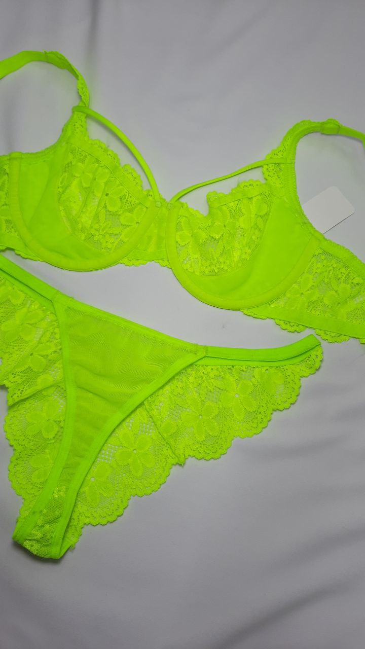 3. ست کامل سوتین، شورت و هارنس در حالت چیدمان تخت روی زمینه سفید