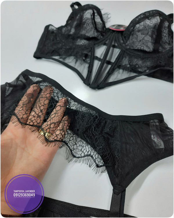 ست سه تیکه سوتین و شورت و بند جوراب نمای نزدیک