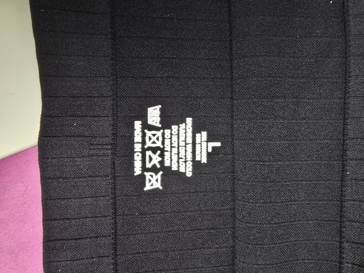 نمای نزدیک پارچه کراپ مشکی – بافت کبریتی