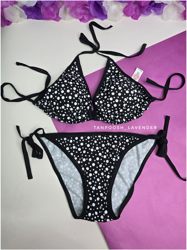 بیکینی زنانه مشکی با خالهای سفید از برند مه جامه – نمای جلو