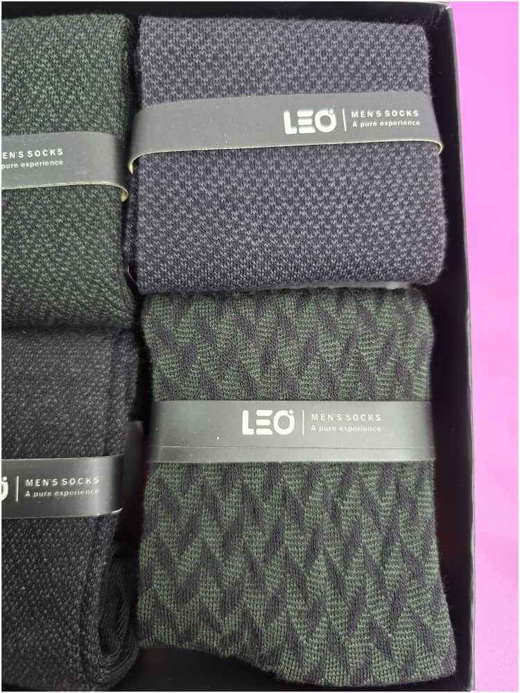 تصویر نزدیک از بافت خاص جوراب مردانه LEO مدل کلاسیک رنگ مشکی و سبز