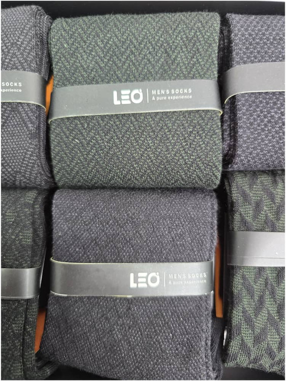 نمای نزدیک از بافت خاص جوراب مردانه LEO مناسب کتوشلوار