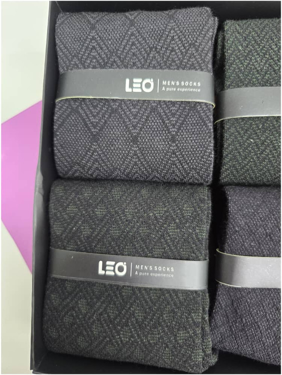 تصویر نزدیک از بافت خاص جوراب مردانه LEO مدل کلاسیک رنگ مشکی و سبز