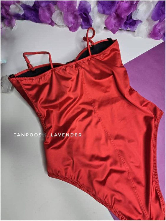 نمای پشت مایو اسلیپ قرمز فیتن