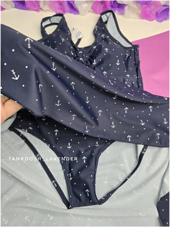 نمای نزدیک پارچه مایو دامنی طرح لنگر با جزئیات چاپ سفید روی زمینه سورمهای – برند شهره