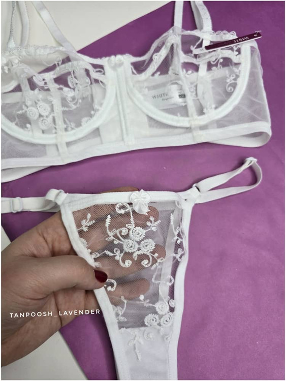 نمای نزدیک سوتین و شورت سفید توردار با طراحی پایه بلند، درون کیسه بستهبندی اختصاصی