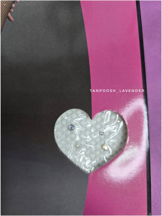 نمای نزدیک از نگینهای کارشده روی جوراب شلواری فاق باز سفید