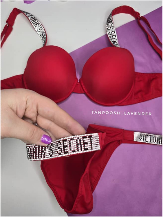 نمای نزدیک از بند نگینی براق ست سوتین و شورت زنانه قرمز اسفنجی برند EMA با بستهبندی شیک