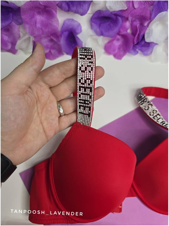 ست شورت و سوتین زنانه قرمز رنگ اسفنجی فنردار با بند نگینی و جعبهدار، برند EMAست شورت و سوتین زنانه قرمز رنگ اسفنجی فنردار با بند نگینی و جعبهدار، برند EMA