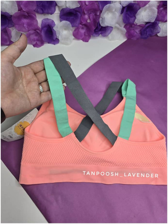 نمای نزدیک از بافت نخی و پد متحرک نیمتنه ورزشی زنانه فریسایز