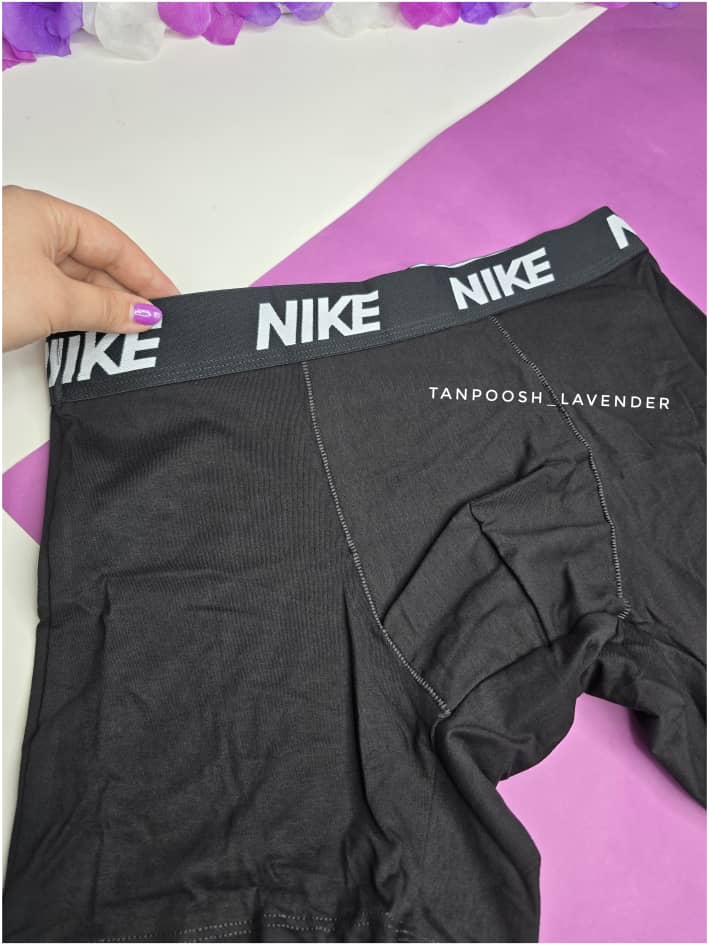 نمای نزدیک از کمر کشی با لوگوی Nike روی شورت پادار مشکی