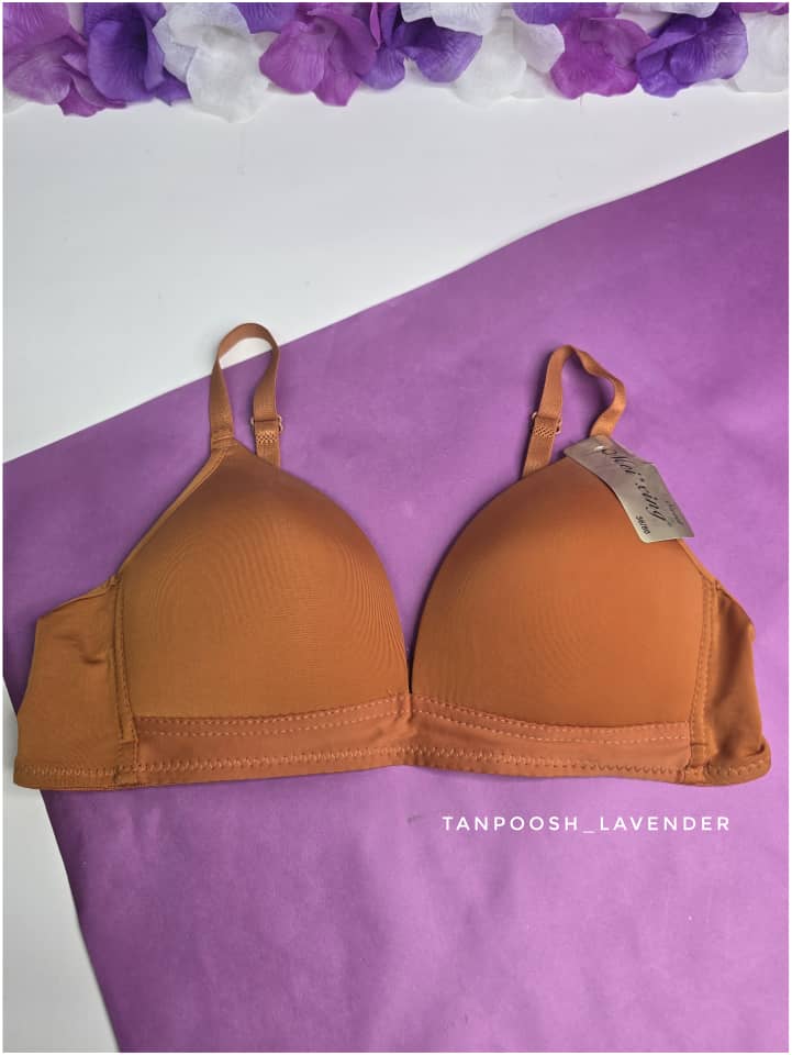 سوتین اسفنجی بدون فنر آجری روی مدل، نمایش تناسب طبیعی