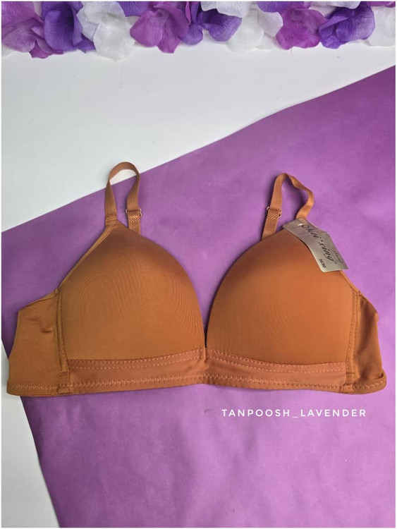 سوتین اسفنجی بدون فنر آجری روی مدل، نمایش تناسب طبیعی