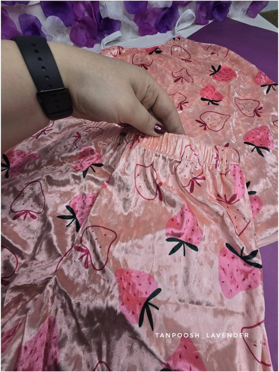 تاپ و شلوارک مخمل زنانه راحتی با طراحی شیک – نمای نزدیک بافت مخمل طرح توت فرنگی