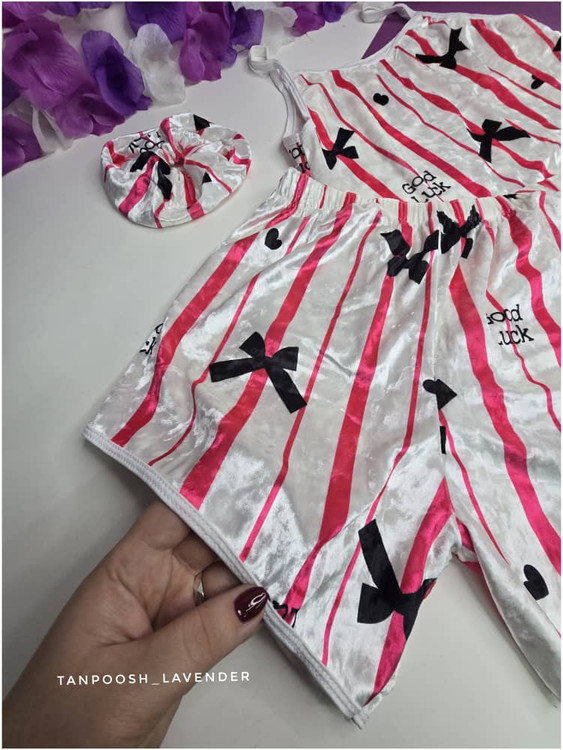 تاپ و شلوارک مخمل زنانه راحتی با طراحی شیک – نمای نزدیک بافت مخمل طرح پاپیون