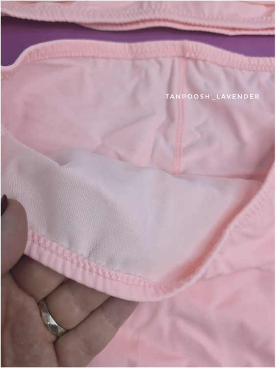 نمای نزدیک از جنس داخل مایو صورتی خوشرنگ