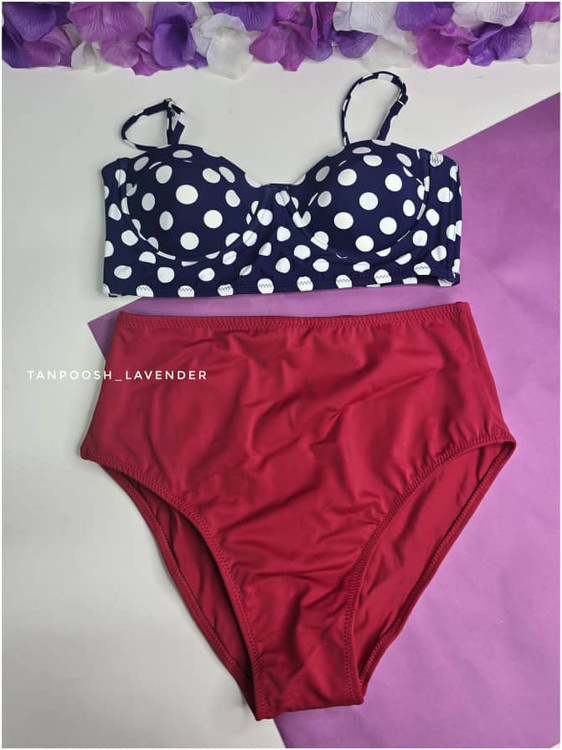 مایو دو تکه فانتزی با بالاتنه سرمهای خالخال سفید و شورت قرمز