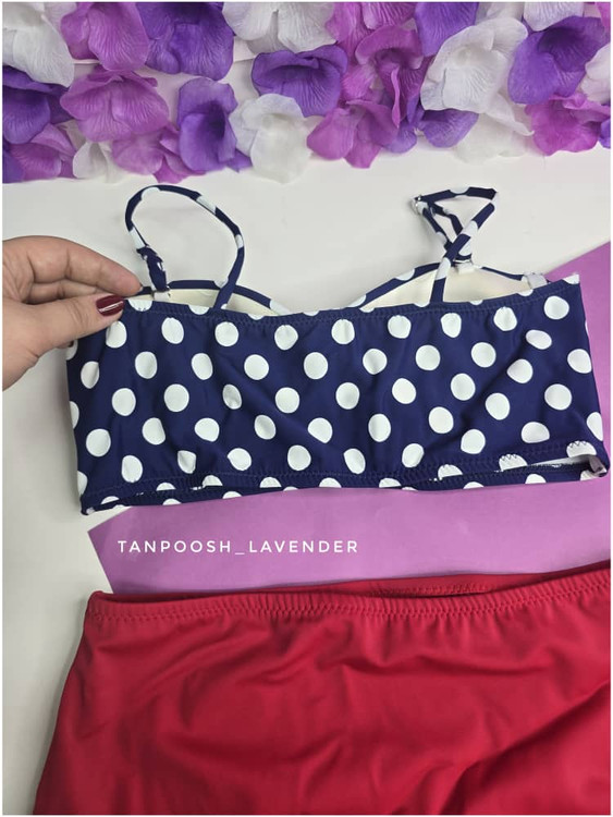 نمای پشت مایو دو تکه خوش رنگ و جذاب