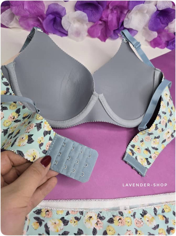 ست لیزری زنانه طرح گل با سوتین اسفنجی فنردار و شورت نخی