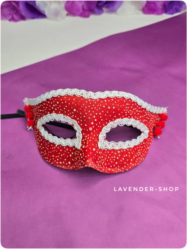 ماسک بالماسکه قرمز زنانه با تور سفید و نگینهای درخشان