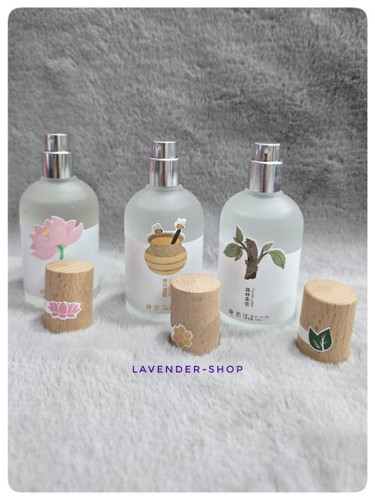 نمای نزدیک از بطری عطر بیکینی زنانه با رنگ شفاف و طراحی لطیف