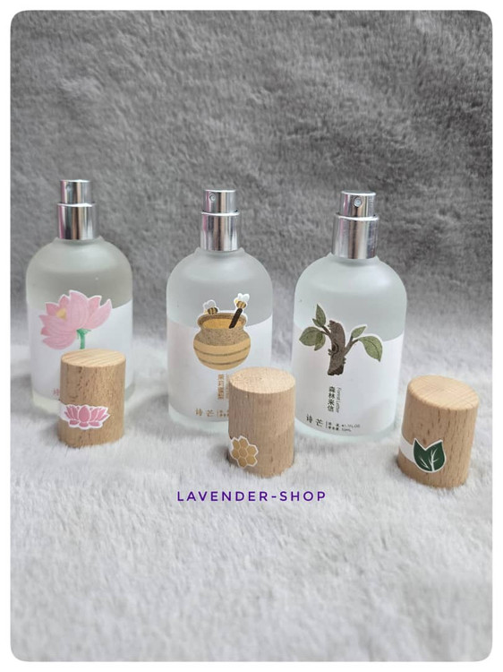 نمای نزدیک از بطری عطر بیکینی زنانه با رنگ شفاف و طراحی لطیف