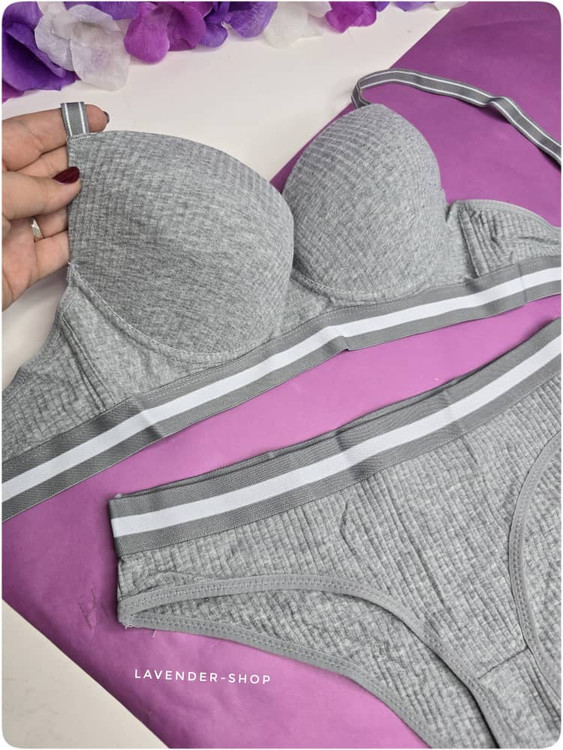 نمای نزدیک ست اسفنجی شورت و سوتین