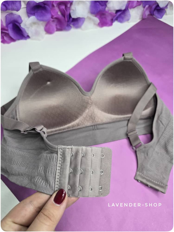 نمای نزدیک از بافت کشی و نرم سوتین سیملس زنانه