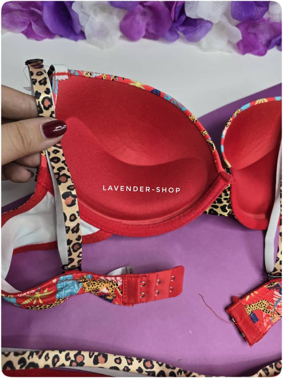 جزئیات بافت و چاپ رنگی ست شورت و سوتین فانتزی اسفنجی، نمایش کیفیت دوخت و پارچه از برند لوندرشاپ