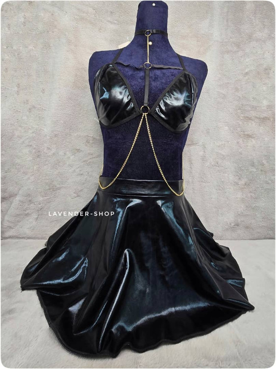 کاستوم سکسی فانتزی سهتیکه چرم و لاتکس مشکی از برند آناهل، پوشیده روی مانکن