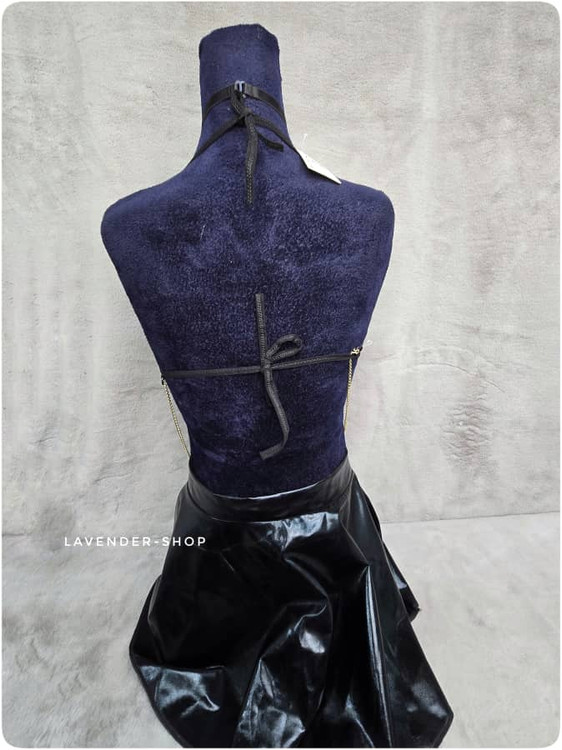 دامن چرم براق و شورت بنددار کاستوم فانتزی زنانه آناهل روی مانکن با نور ملایم.