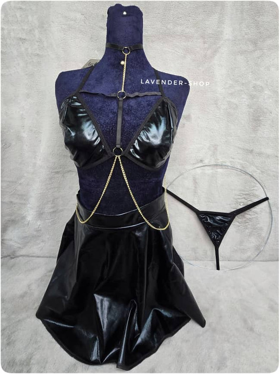 کاستوم اروتیک فانتزی سهتیکه چرم و لاتکس مشکی از برند آناهل، پوشیده روی مانکن