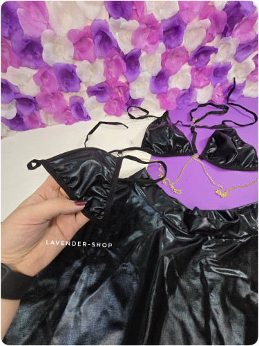 نمای نزدیک از جزئیات پارچه چرم براق و زنجیر طلایی تزئینی کاستوم سکسی فانتزی سهتیکه آناهل.