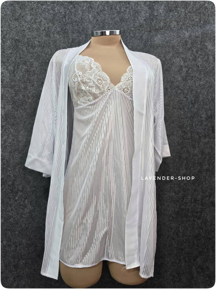 روبدوشامبر باز و پیراهن سفید ساتن شهره – نمای جلویی روی مانکن