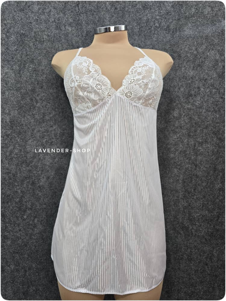 پیراهن و روبدوشامبر سفید برند شهره روی مانکن – جنس ساتن و تور لطیف