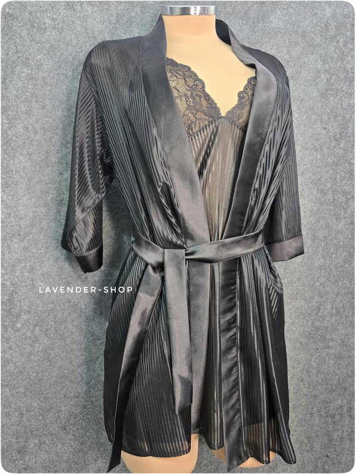 ترکیب روبدوشامبر و پیراهن نوک‌مدادی شهره روی مانکن