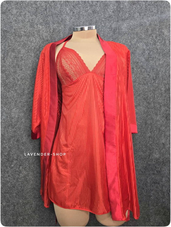 ست لباس خواب قرمز ساتن زنانه برند شهره با تور ظریف روی مانکن