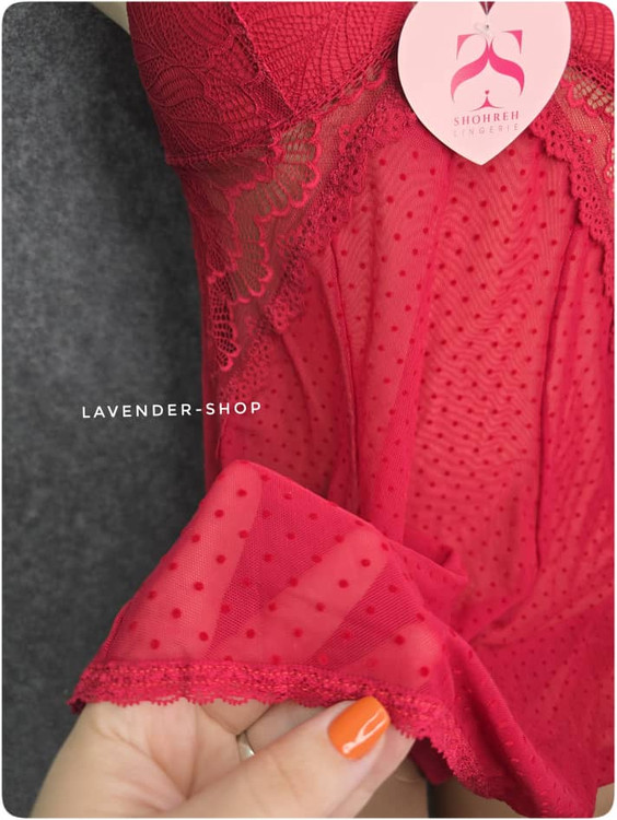 پشت لباس خواب توری قرمز برند شهره با پارچه لطیف و طرح نقطهای