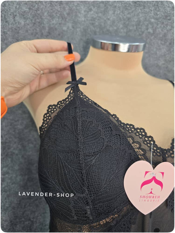 لباس خواب توری مشکی برند شهره روی مانکن با بند قابل تنظیم