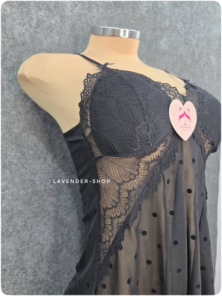 نمای نیم‌تنه از لباس خواب توری مشکی برند شهره روی مانکن