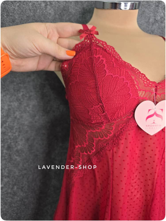 نمای جلو لباس خواب توری قرمز روی مانکن