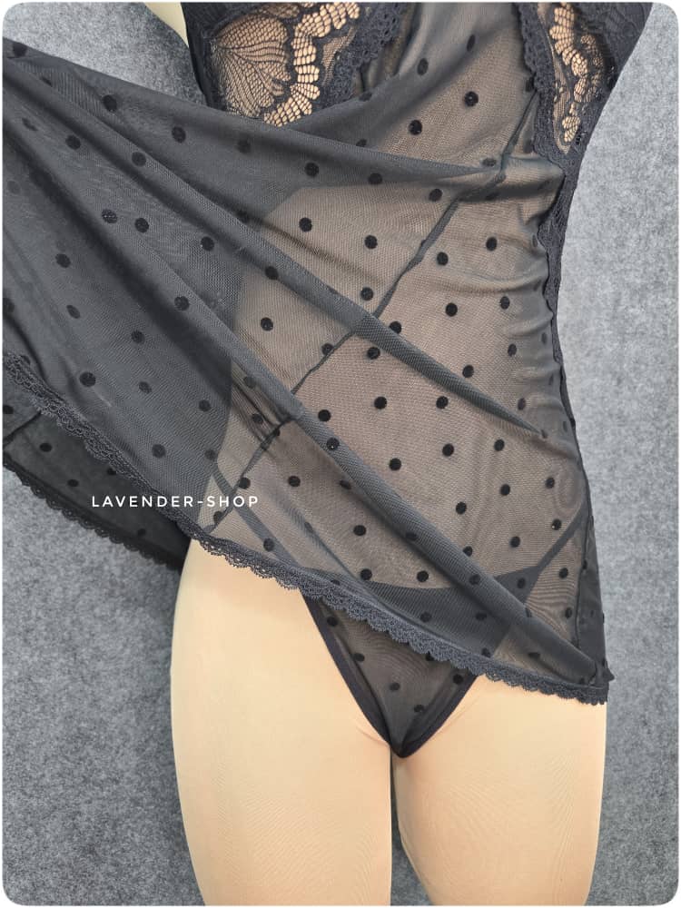 نمای جلو لباس خواب توری مشکی با کاپ اسفنجی و طراحی دانتل