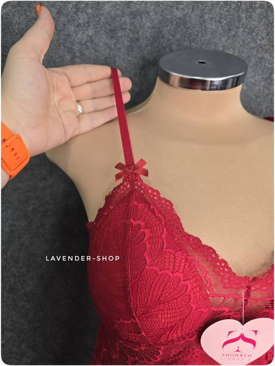 جزئیات تور و دانتل ظریف لباس خواب قرمز برند شهره