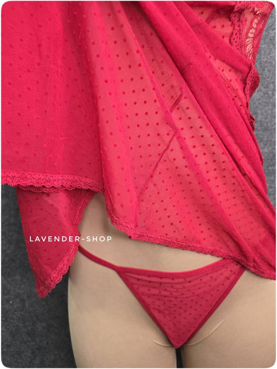 نمای نیمتنه از لباس خواب توری قرمز با بند قابل تنظیم