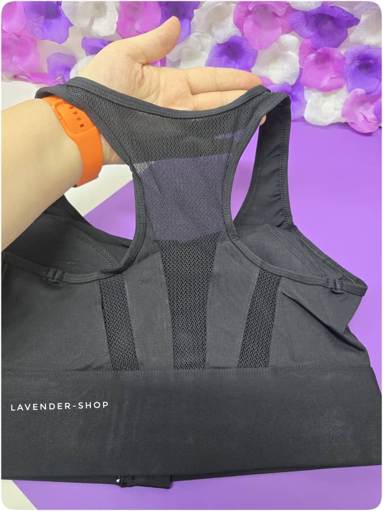 نمای پشت نیم تنه ورزشی