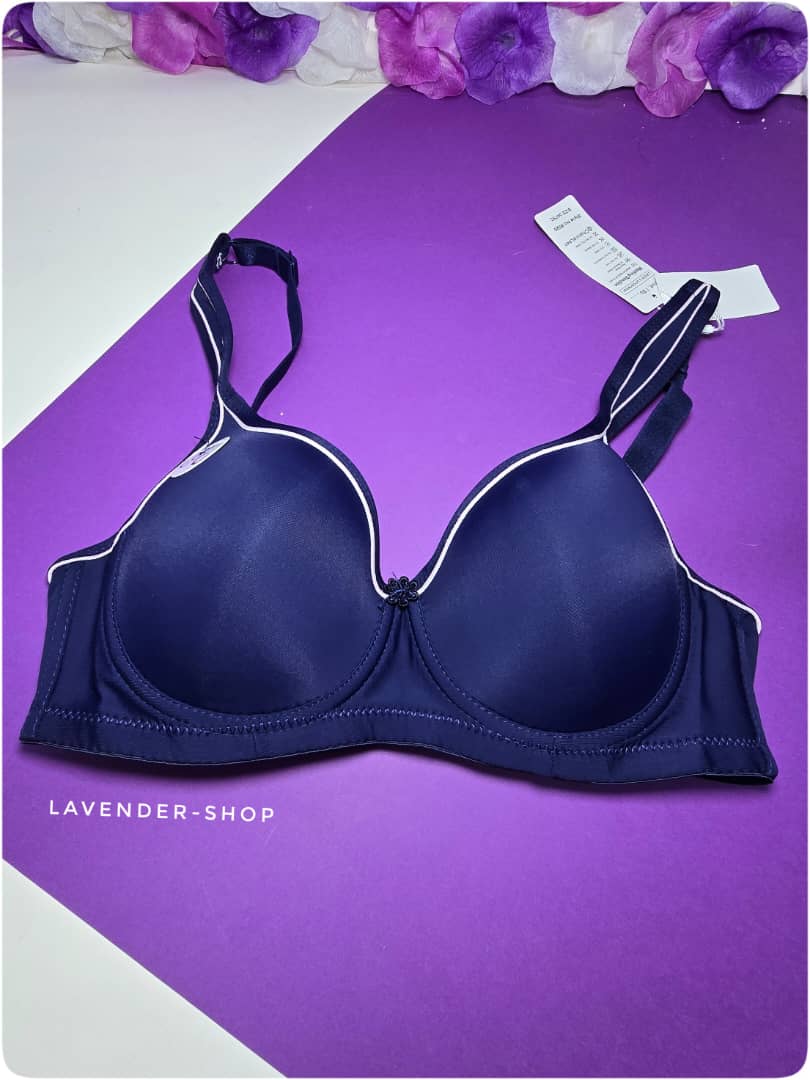 نمای بالاتنه سوتین اسفنجی کاپ C با بندهای پهن و فیت طبیعی