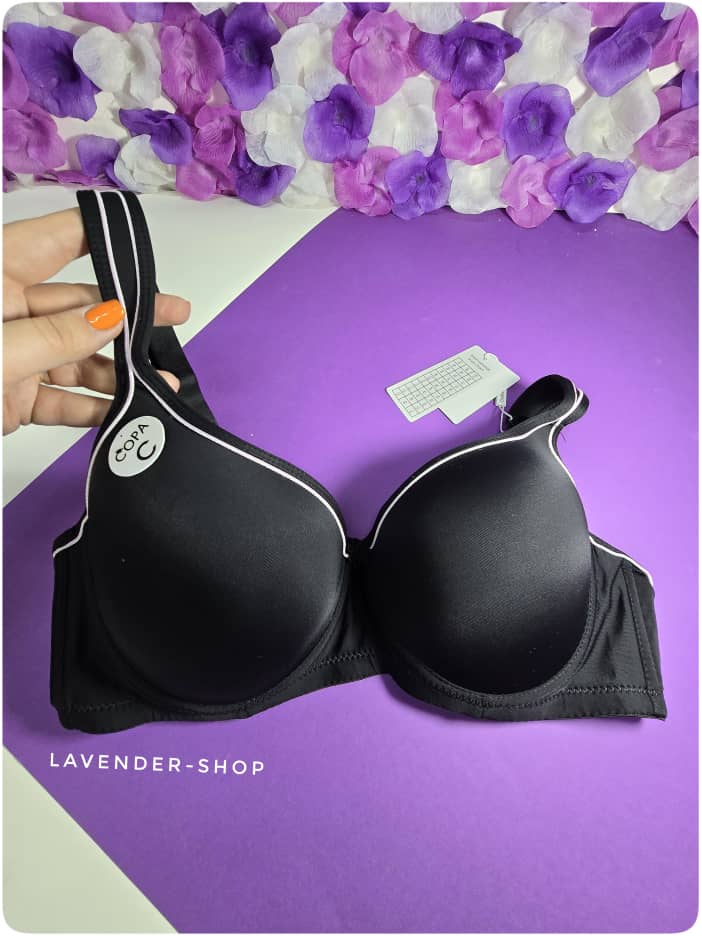 نمای جانبی سوتین اسفنجی مغزی‌دوزی‌دار با طراحی خاص بندهای پهن