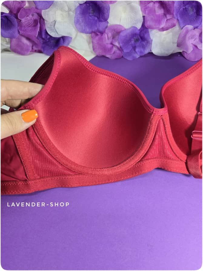 نمای نزدیک از قسمت کاپ و گل مرکزی سوتین اسفنجی فنردار