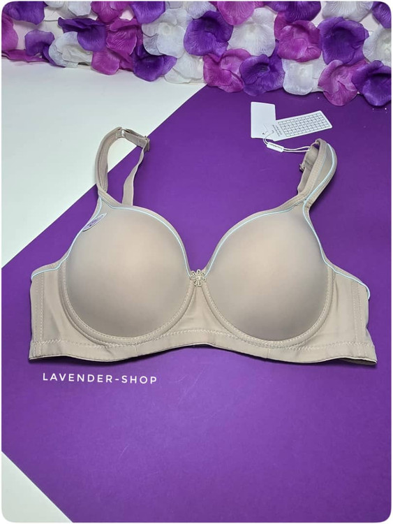 سوتین اسفنجی فنردار کاپ C با رنگهای متنوع از برند اصلی – نمای نزدیک محصول