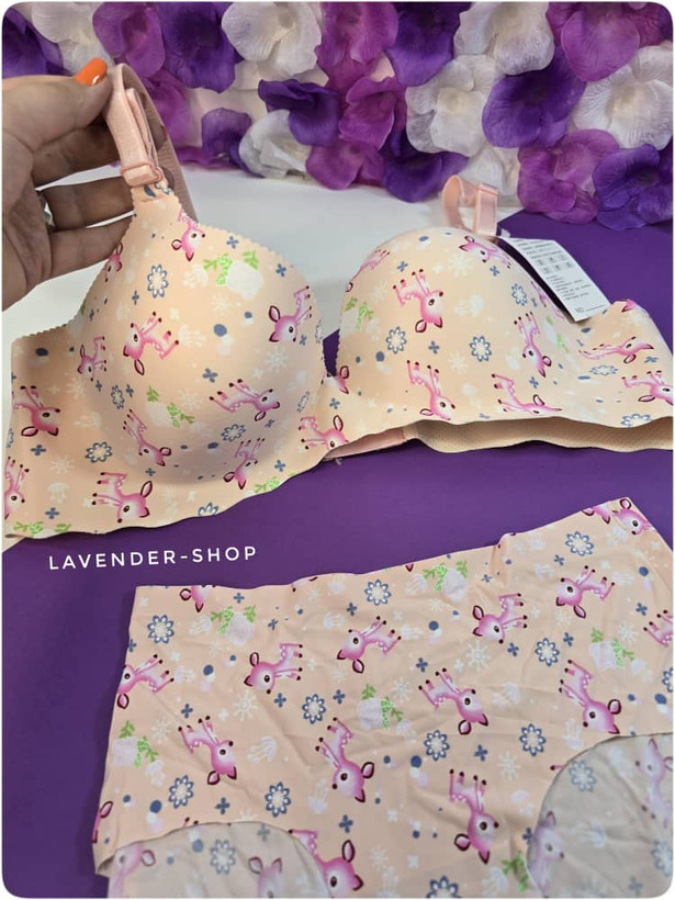 نمای نزدیک از ست لیزری طرحدار فانتزی با کاپ پرسی و بندهای ظریف قابل تنظیم – مناسب برای استایل روزمره